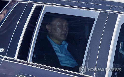 내란 우두머리 혐의로 고위공직자범죄수사처에 체포돼 첫날 조사를 마친 윤석열 대통령이 15일 오후 경기 의왕시 서울구치소에 도착하고 있다.   [공동취재]